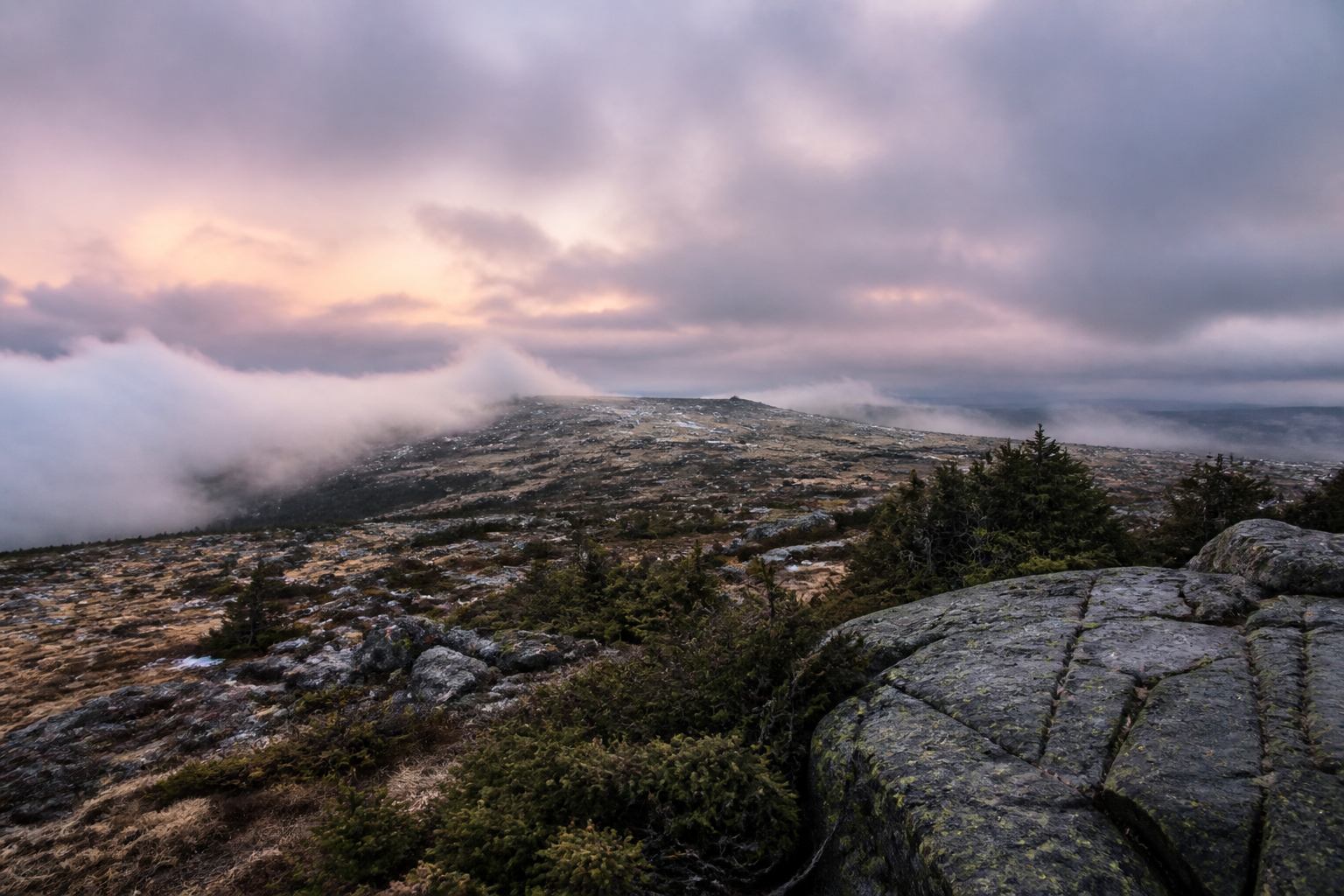 Offenes Plateau und Wolken am Brocken